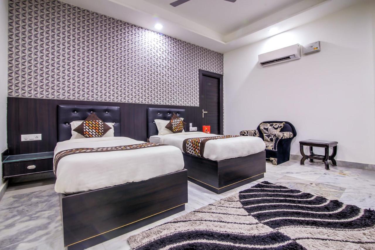 Oyo 8888 Riga Hs Deluxe Hotel Agra  Kamer foto