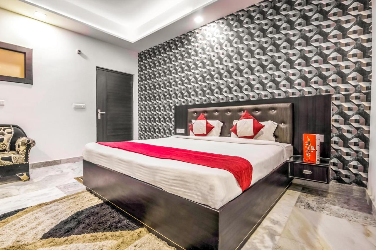 Oyo 8888 Riga Hs Deluxe Hotel Agra  Buitenkant foto
