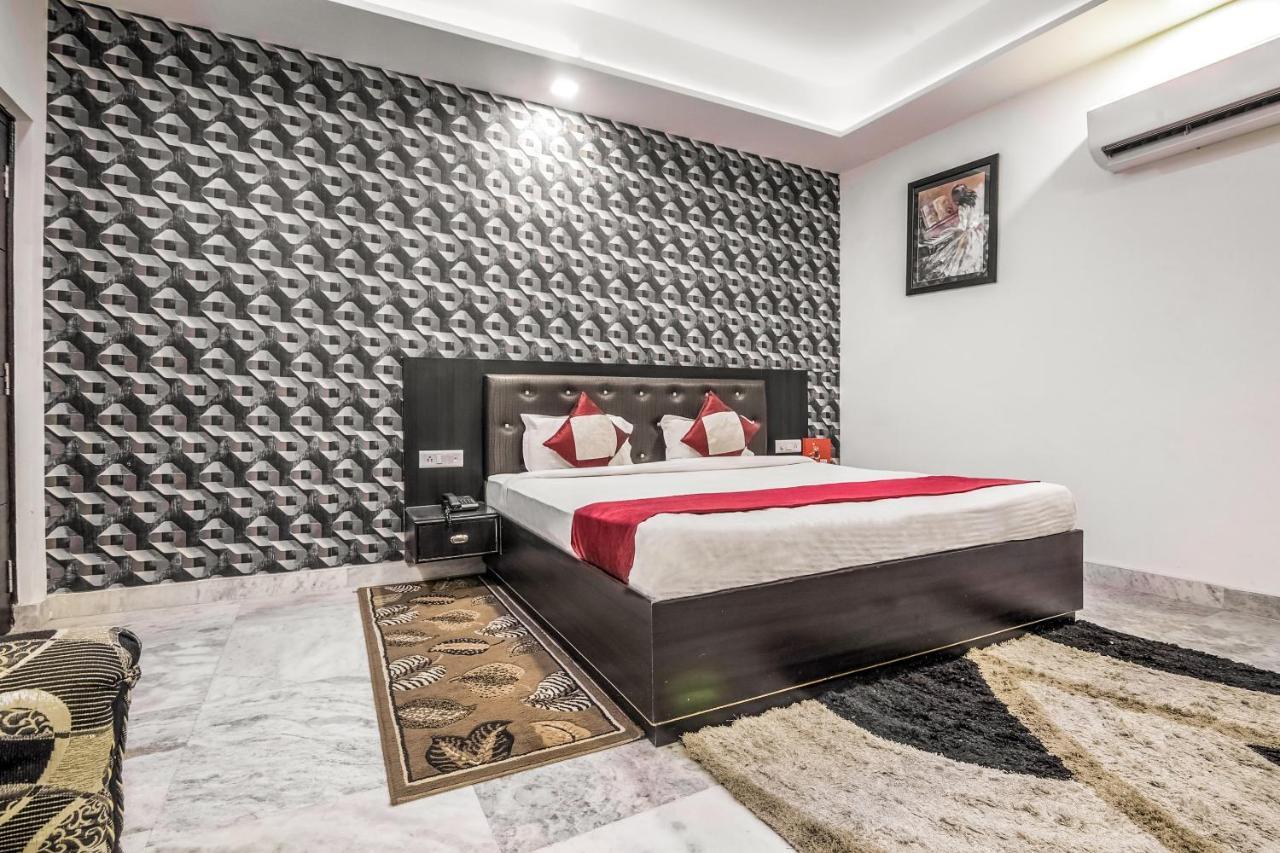 Oyo 8888 Riga Hs Deluxe Hotel Agra  Buitenkant foto