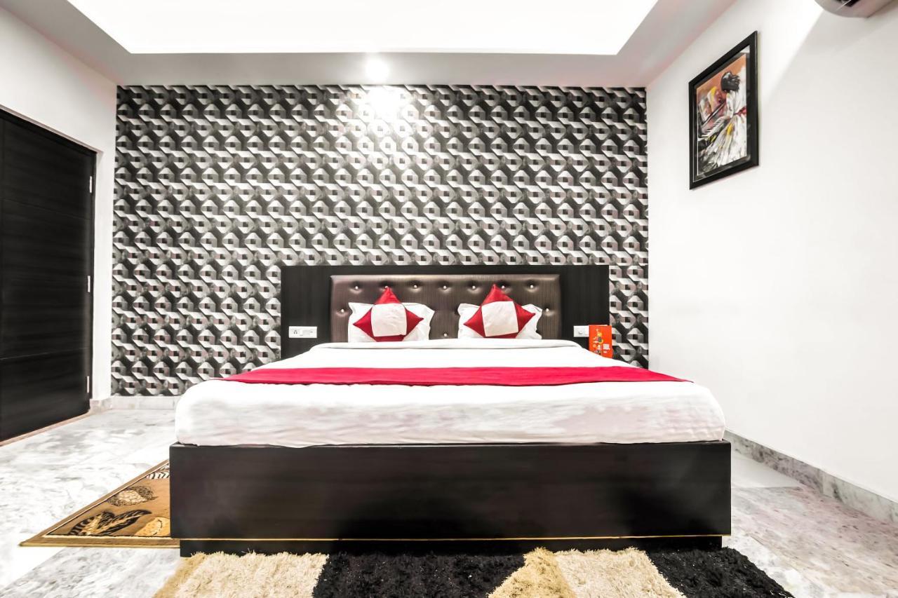 Oyo 8888 Riga Hs Deluxe Hotel Agra  Buitenkant foto