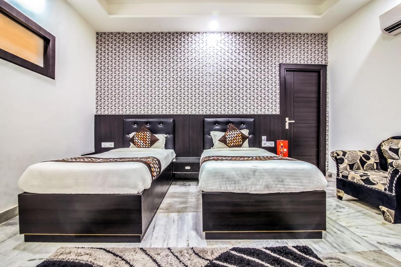 Oyo 8888 Riga Hs Deluxe Hotel Agra  Buitenkant foto